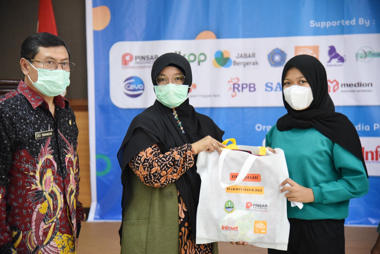 
Ketua TP. PKK Kabupaten Bandung Emma Dety Dadang Supriatna secara simbolis memberikan bantuan1.000 paket ayam dan telur kepada warga. (Foto : Humas Pemkab Bandung)
