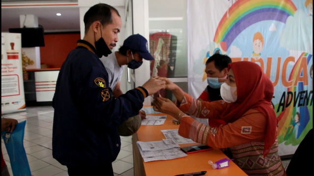 
Pengambilan Bantuan Sosial Tunai (BST) di kantor Pos Cibinong (3/5/2021). (Foto:Tantri)

