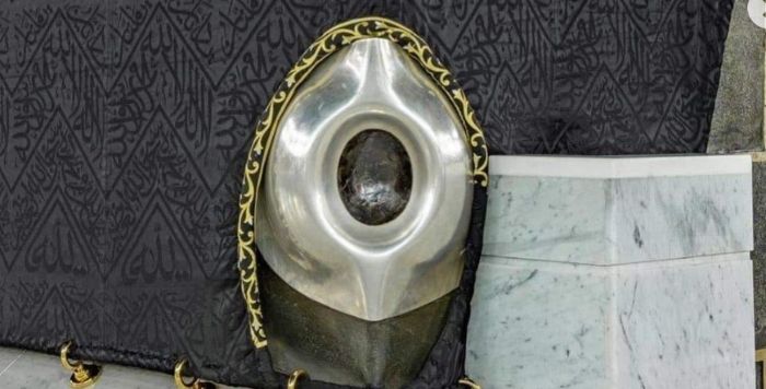 Hajar Aswad yang terletak di pojok Ka’bah. Menjadi penanda dimulai dan berakhirnya ibadah Tawaf dalam umrah dan haji. /Instagram Al Haramain