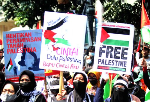 Umat muslim yang tergabung dalam dalam Aliansi Masyarakat Jawa Barat menggelar aksi solidaritas membela Palestina di depan Gedung Merdeka, Jalan Asia-Afrika, Kota Bandung, Sabtu (22/5/2021). (Foto: Galamedianews)