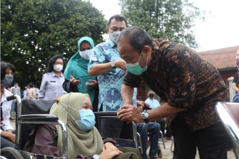 Pimpinan dan Anggota Komisi V DPRD Provinsi Jawa Barat Saat Meninjau Panti Rehabilitasi Penyandang Disabilitas Mental Sensorik Netra, Rungu Wicara, Tubuh (PSRPD MENSENETRUWITU) Dinas Sosial Provinsi Jawa Barat di Kota Cimahi. Selasa, (18/05/2021).