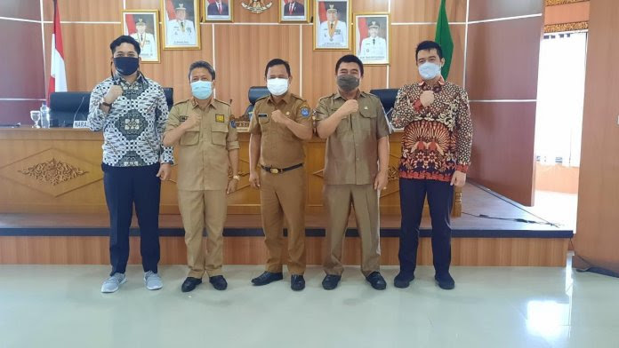 Kepala Dinas Komunikasi dan Informatika Kabupaten OKI, Alexsander Bastomi berfoto bersama, usai kegiatan Bimtek Pengamanan Informasi dilingkungan Pemkab OKI, di Kayuagung (Foto: Istimewa)