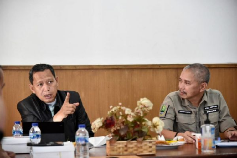 Komisi IV DPRD jabar saat kunjungi UPTD Pengelolaan Jalan Dan Jembatan Wilayah II Dalam Rangka Monitoring Kegiatan Tahun 2021 & Rencana Tahun Anggaran 2022 . (Foto : Farhat Mumtaz / Humas DPRD Jabar)