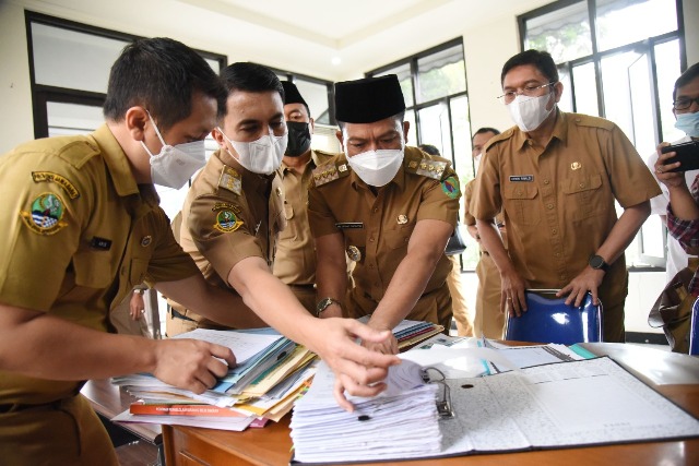 
Bupati Bandung Dadang Supriatna didampingi Wakilnya Sahrul Gunawan memeriksa sejumlah dokomen di Kanto Dinas Perumahan, Kawasan Permukiman dan Pertamanan (Disperkimtan), Senin (17/5/2021). Kedatangan Bupati disambut Kepala Disperkimtan, Irwin Rinaldi. (Foto : Humas Pemkab Bandung)

