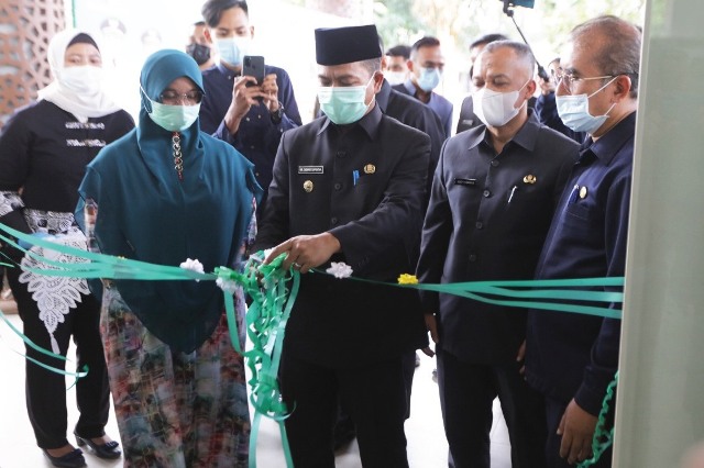 

Bupati Bandung Dadang Supriatna didampingi istri Hj. Emma Dety Permanawati, dan Pj Kadisperindag, Marlan meresmikan Bazaar Ramadhan di Gedung Munara 99, Soreang, Senin (3/5/2021). (Foto : Humas Pemkab Bandung)
