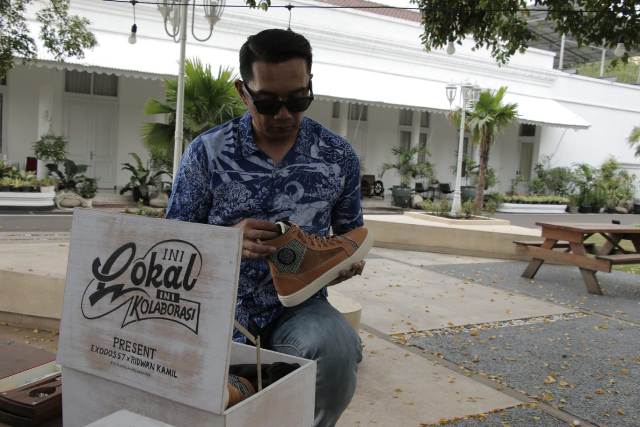 

Gubernur Jawa Barat Ridwan Kamil secara resmi memperkenalkan 21 produk hasil kolaborasinya bersama brand lokal di Pulau Jawa, Senin (10/5/2021) malam dengan konsep lelang. (Foto : Istimewa)


