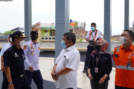 
Bupati Garut, Rudy Gunawan, beserta unsur Forkopimda Garut mendampingi Jajaran Direksi PT  KAI, dalam kunjungannya ke Stasiun Garut, yang berlokasi di  Jalan Bank, Kecamatan Garut Kota, Kabupaten Garut, Sabtu (15/5/2021).(Foto : andrea/dara.co.id)
