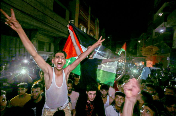 Warga Palestina merayakan di jalan-jalan setelah gencatan senjata, di Jalur Gaza selatan pada Jumat, 21 Mei 2021/Reuters/Ibraheem Abu Mustafa /reuters/Ibraheem Abu Mustafa/galamedianews.com