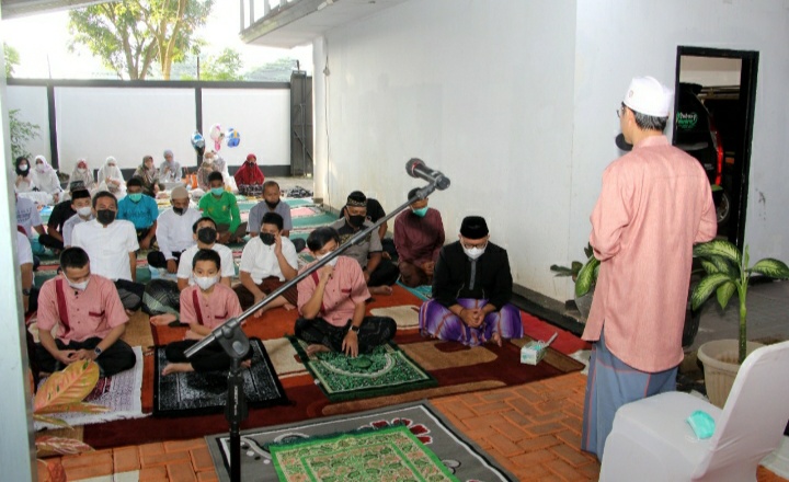 
Ditengah pandemi Wabup Subang Agus Maskur melaksanakan salat Idul Fitri di halaman belakang rumah dinasnya, Kamis (13/5/2021). Ia juga bertindak sebagai khotib dan pelaksanaannya pun hanya diikuti keluarga dan pegawai saja. (Foto : Yudi/dara.co.id)