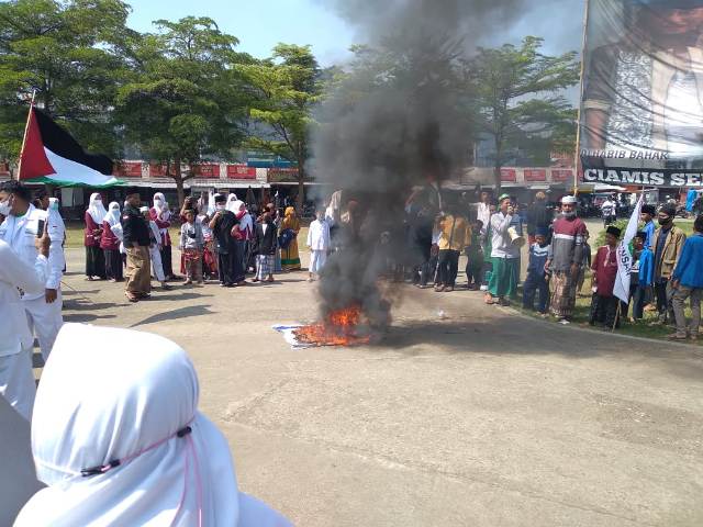 

Aliansi Muslim Banjarsari saat gelar aksi mendukung kemerdekaan Palestina (foto : Istimewa)