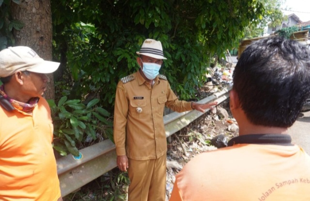 Bupati Subang, H. Ruhimat melakukan sidak ke tempat pebuangan sampah liar, Senin (31/5/2021). i/dara.co.id)(Foto: yud