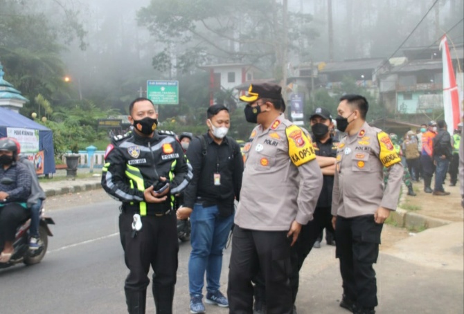 
Diperikrakan akan terjadi lonjakan pengunjung di kawasan wisata Tangkuban Parahu dan Ciater sebagai Destinasi Wisata Pavorit, Kapolres Subang, AKBP Aries Kurniawan Widiyanto,SH., beserta jajaran pantau arus lalu lintas di Pospam Chek Poin Tangkuban Parahu yang menjadi titik perbatasan antara Kabupaten Subang dan Bandung,  Sabtu (15/5/2021).(Foto : yudi/dara.co.id)
