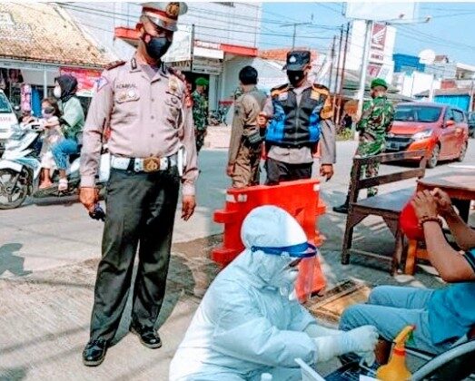 
Tim gabungan TNI/Polri, Sapol PP, Dishub dan Dinkes berjaga-jaga di Pos Pam Chek Point, Cipeundeuy atau pintu masuk wilayah hukum Kabupaten Subang, Jawa Barat menggelar penyekatan sekaligus Ops Ketupat Lodaya 2021.(Foto : deny/dara.co.id)
