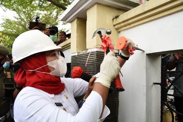 
Bupati Indramayu, Nina Agustina membongkar dinding pagar alun-alun Pemkab Indramayu, guna dilakukan penataan sebagai Ruang Terbuka Hijau(RTH), Rabu, (19/5/2021).(Foto : yohanes/dara.co.id)
