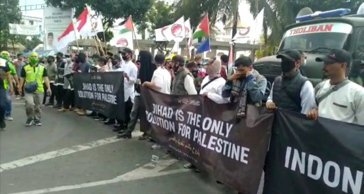 
Massa aksi bela Palestina di Tasikmalaya. (Foto : Nanang Yudi)


