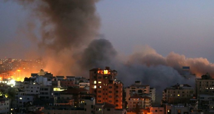 Asap tampak mengudara di lokasi gedung yang menjadi sasaran serangan udara Israel di Jalur Gaza, Selasa 11 Mei 2021. /REUTERS/Ibraheem/galamedianews.com