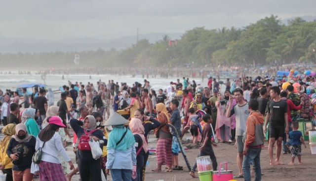 Pantai Pangandaran khususnya pantai barat terlihat padat pada H+2 Idul Fitri, Sabtu (15/5/2021). (Foto : myPangandaran.com)