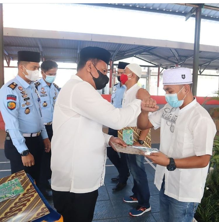 Kepala Lapas Narkotika Kelas II A Jelekong Bandung, Faozul Ansori saat memberikan surat kepada warga binaan Lembaga Pemasyarakatan (Lapas) Narkotika Kelas II A Jelekong Bandung yang menerima remisi lebaran (Foto: Istimewa)