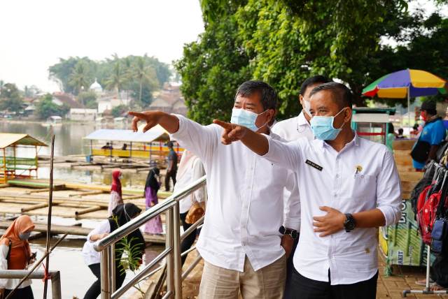 Bupati Garut, Rudy Gunawanm didampingi Kepala Disparbud Kabupaten Garut, Budi Gan Gan Gumilar, melakukan kunjungan ke objek wisata Situ Cangkuang, di Kecamatan Leles, Kabupaten Garut, Rabu (19/5/2021). (Foto : andre/dara.co.id)
