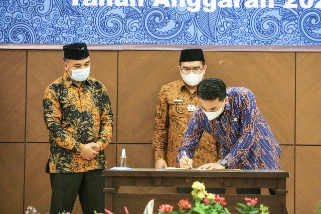 Wakil Bupati Bandung Sahrul Gunawan, SE  menandatangani berita acara penyerahan LHP atas LKPD Tahun Anggaran 2020 di aula Kantor BPK RI Perwakilan Jabar, di Kota Bandung, Jumat (21/05/2021).(Foto : Humas Pemkab Bandung)
