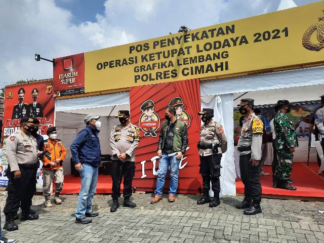 

Kepala Dinas Pariwisata dan Kebudayaan Jawa Barat Dedi Taufik bersama Kogartap dan Obvit Polda Jabar mengecek langsung pelaksanaan protokol kesehatan di kawasan wisata Lembang, Kabupaten Bandung Barat, Sabtu (15/5/2021). (Foto : Disparbud Jabar)