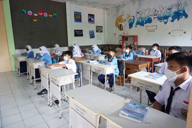 

Pelaksanaan Pembelajaran Tatap Muka di SMPN 2 Garut,,Jalan Ahmad Yani, Kecamatn Garut Kota, Kabupaten Garut, Selasa (25/5/2021). (Foto : andre/dara.co.id)
