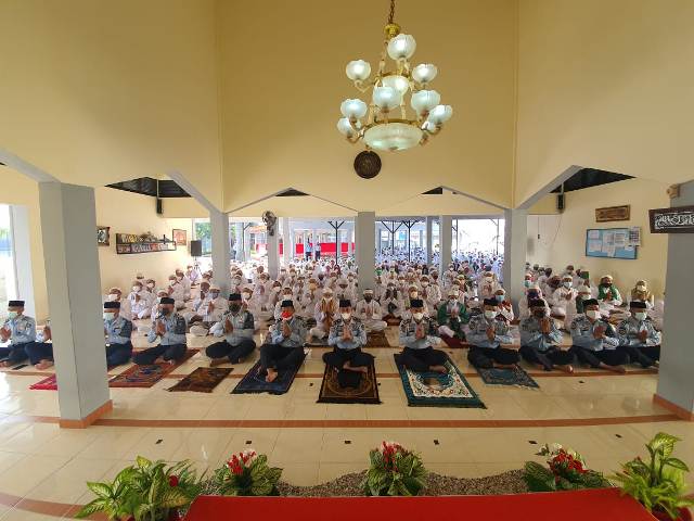 

Lembaga Pemasyarakatan Kelas IIB Garut menggelar Sholat Idul Fitri di Masjid Al- Hidayah Lapas Garut, Jalan KH. Hasan Arif, Kecamatan Banyuresmi, Kabupaten Garut, Kamis (13/5/2021). (Foto : andre/dara.co.id)
