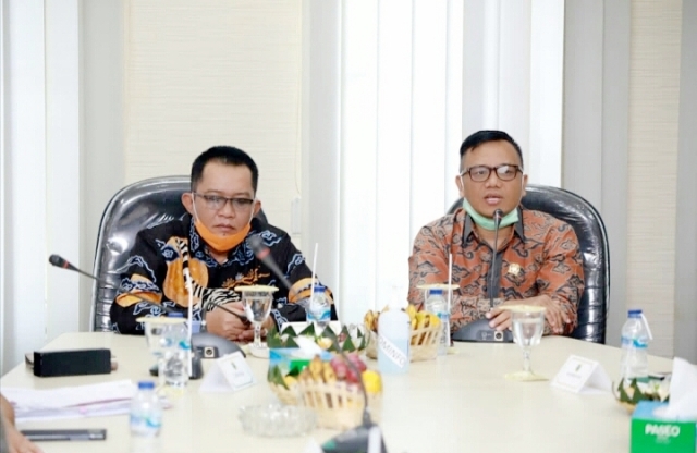 
Bupati Ade Sugianto bersama Ketua DPRD Kabupaten Tasikmalaya, Asep Sopari Al Ayubi (foto : Istimewa)