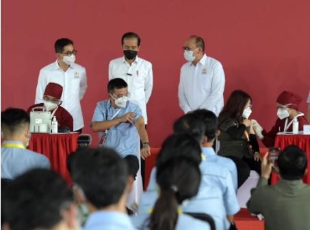 Presiden Jokowi memantau pelaksanaan vaksinasi Gotong Royong, di pabrik PT Unilever Indonesia, Kawasan Industri Jababeka, Cikarang, Jabar, Selasa (18/05/2021) pagi. (Foto: dara/BPMI Setpres/Kris)