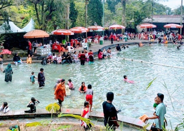 Objek Wiasata Pemandian Sari Ater dipadati pengunjung pada Hari Kedua Lebaran, Sabtu (15/5/2021). (Foto : deny/dara.co.id)