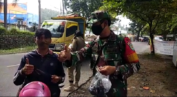 Dandim 0622/Kabupaten Sukabumi Letkol Arm Suyikno saat membagikan masker kepada masyarakat (Foto: Riri Satiri/dara.co.id)