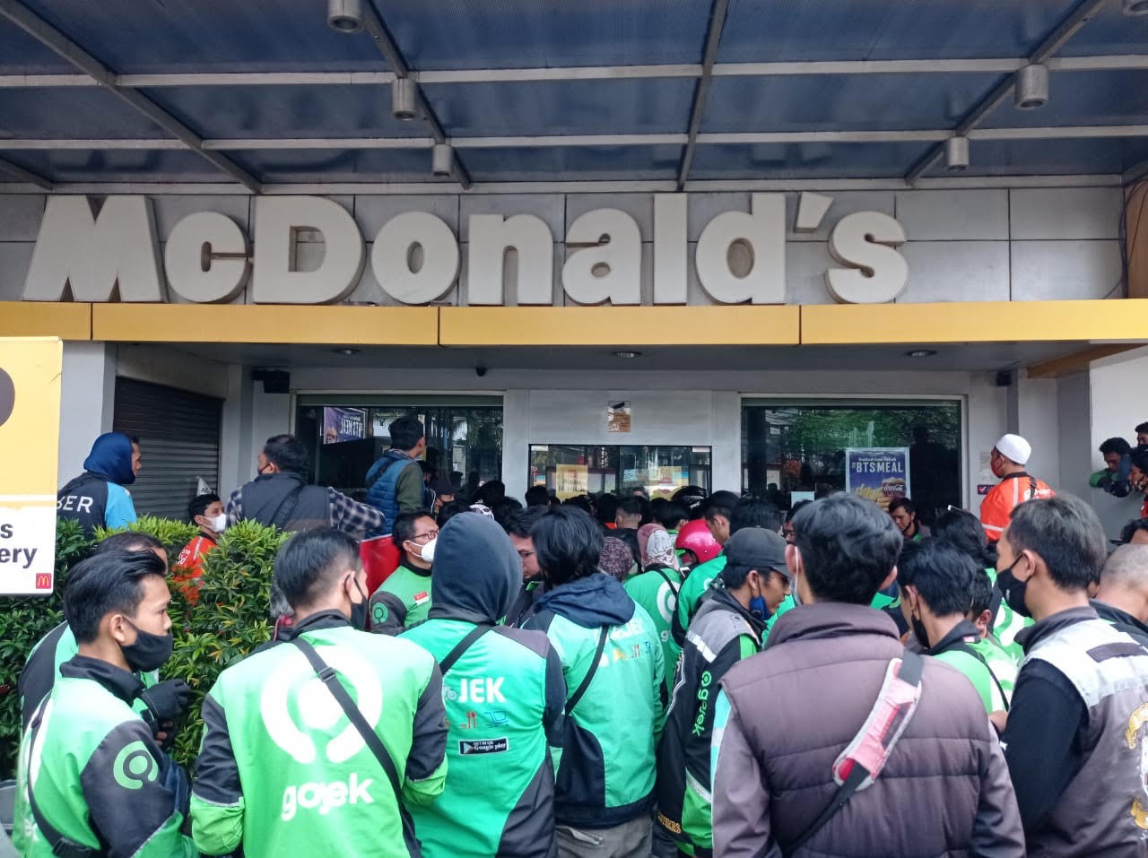 Kerumunan di salah satu gerai McDonald's di Kota Bandung (Foto: Istimewa)