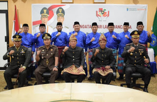 

Forkopimda Kabupaten Ogan Komering Ilir (OKI) OKI menyampaikan pesan persatuan pada peringatan Hari Lahir Pancasila, Selasa (1/6/2021).(Foto : istimewa)