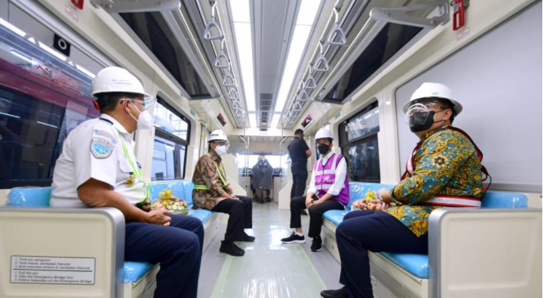 Presiden Jokowi didampingi Menhub Budi Karya Sumadi saat meninjau progres pembangunan LRT Jabodebek, Rabu (09/06/2021). (Foto: Biro Pers Setpres/Muchlis Jr)