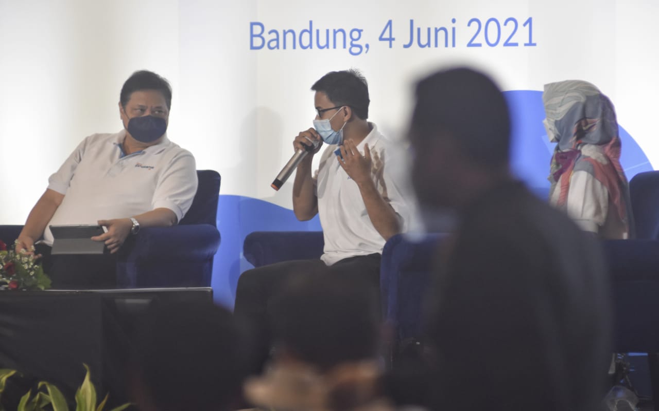 Menteri Koordinator Bidang Perekonomian RI Airlangga Hartarto berdialog dengan salah satu alumni Program Kartu Prakerja gelombang 2, pada acara Talkshow 