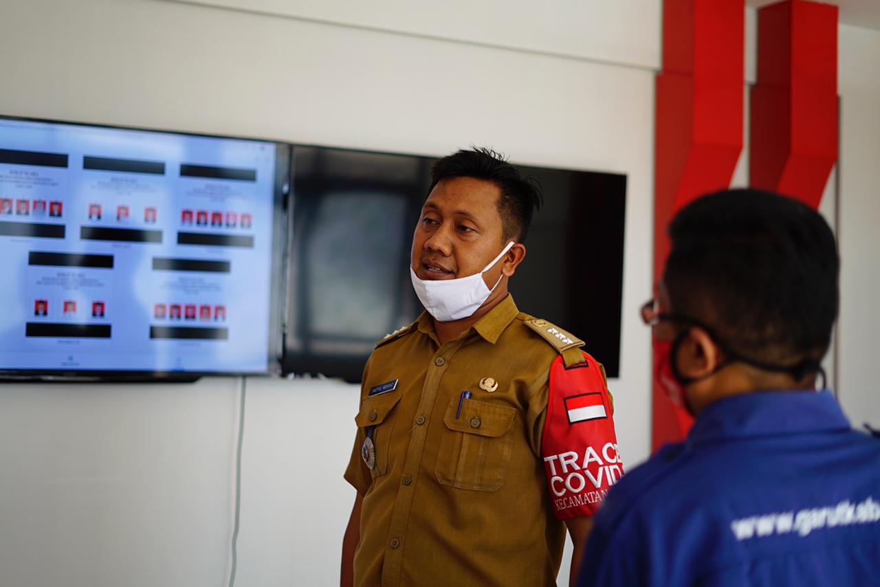 Camat Pasirwangi, Saeful Hidayat, menjelaskan tentang terobosan terbaru dengan membuat sebuah fitur Real Count pilkades (Foto: Andre/dara.co.id)