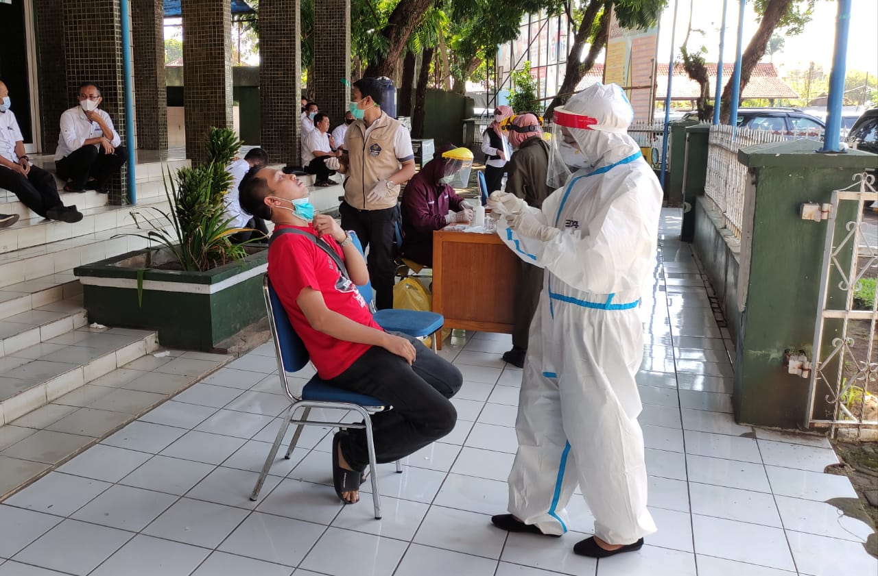 Pelaksanaan Swab Massal bagi pegawai di Lingkungan Setda Garut (Foto: Andre/dara.co.id)