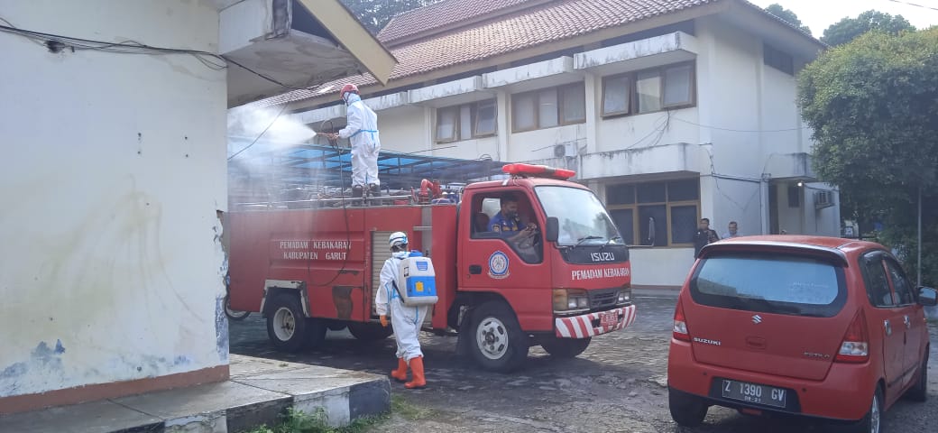 Penyemprotan disinfektan di Kantor Diskominfo Garut (Foto: Andre/dara.co.id)