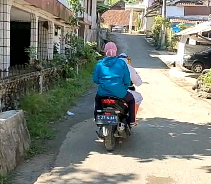 Pasien terkonfirmasi Covid-19 di Kecamatan Cisewu, Kabupaten Garut diantarkan menggunakan sepeda motor (Foto: Istimewa)