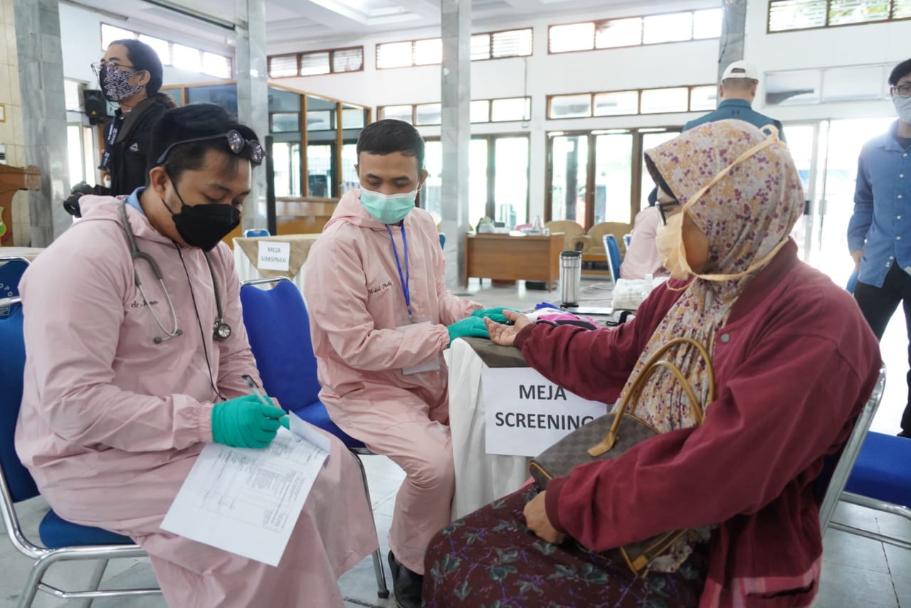 
-
Kegiatan vaksinasi pra lansia dan lansia yang digelar oleh IKA UNPAD (Ikatan Keluarga Alumni Universitas Padjajaran), di Gedung Pendopo, Kecamatan Garut Kota, Kabupaten Garut, Sabtu (12/6/2021). (Foto : andre/dara.co.id)
