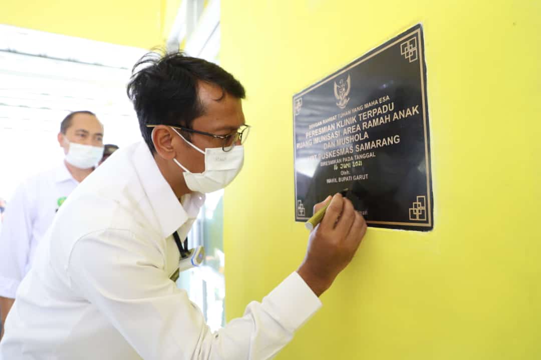 Wakil Bupati Garut, dr.Helmi Budiman, saat meresmikan Klinik Terpadu Ruang Imunisasi Area Ramah Anak dan Mushola Unit Pelaksana Teknis (UPT) Puskesmas Samarang (Foto: Andre/dara.co.id)