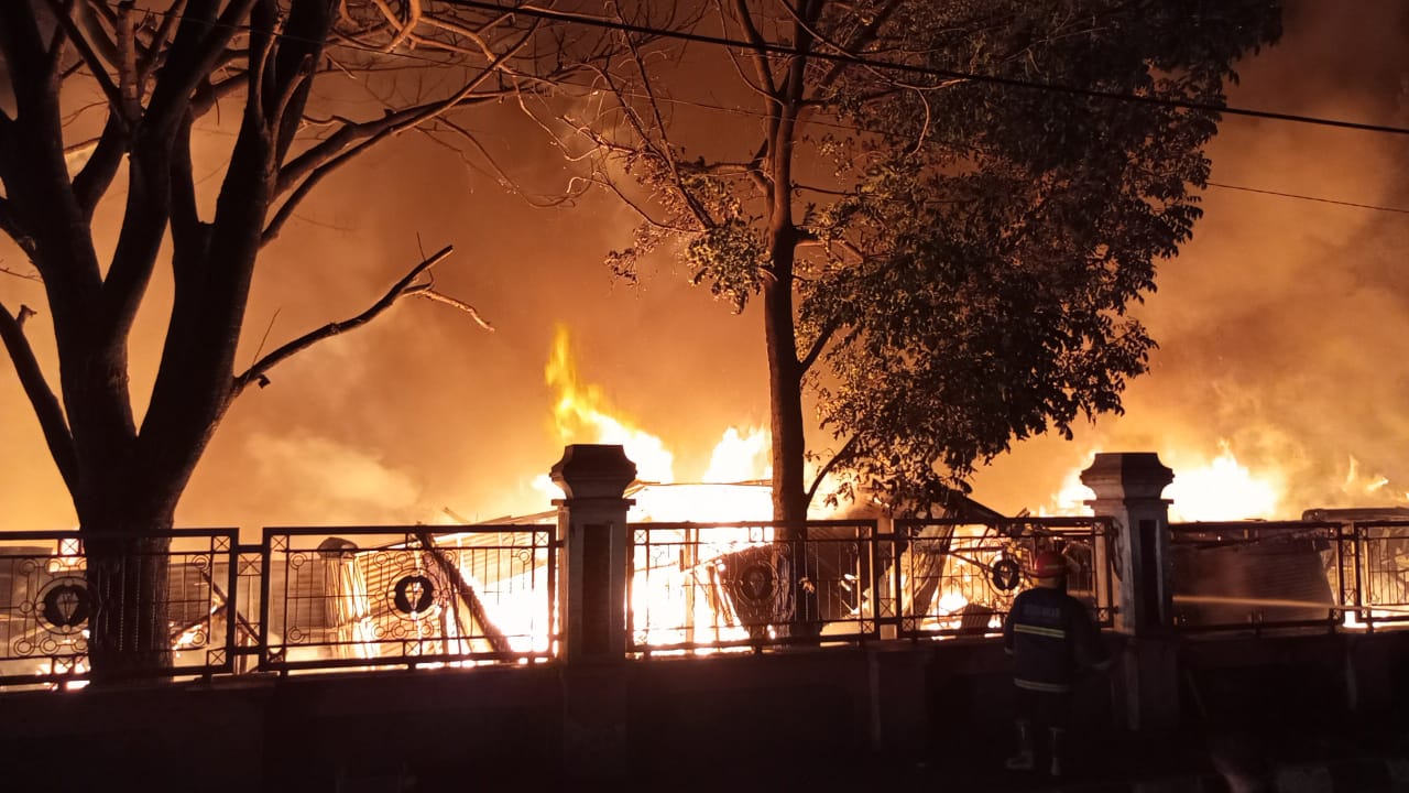 Api menghanguskan ratusan kios di Pasar Leles Garut tadi malam (Foto: Andre/dara.co.id)