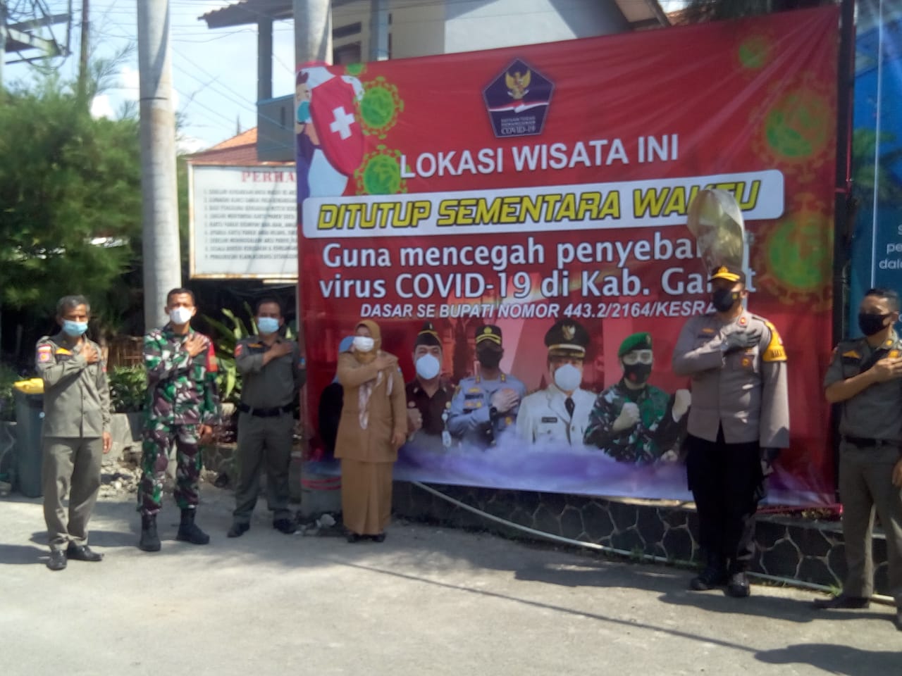 Polres Garut bersama TNI dan Satpol PP usai melakukan penutupan sementara onjek wisata di kawasan Cipanas (Foto: Andre/dara.co.id)