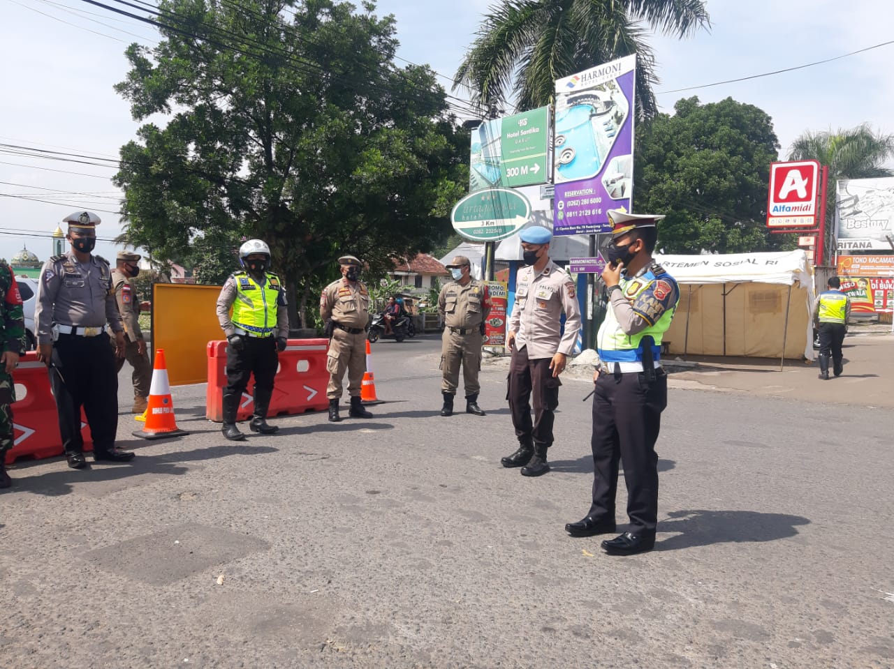 Polres Garut melakukan penyekatan di beberapa titik perbatasan di wilayah Kabupaten Garut, Rabu (30/6/2021) (Foto: Andre/dara.co.id)