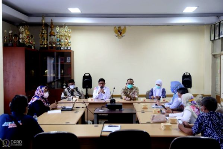 Komisi V melakukan kunjungan kerja ke Dinkes Kabupaten Subang dalam rangka membahas serta mendapatkan informasi perihal rapat pembahasan Sanitasi Total Berbasis Masyarakat (STBM).(Foto: Humas DPRDJabar/Rizky Ramdhan)