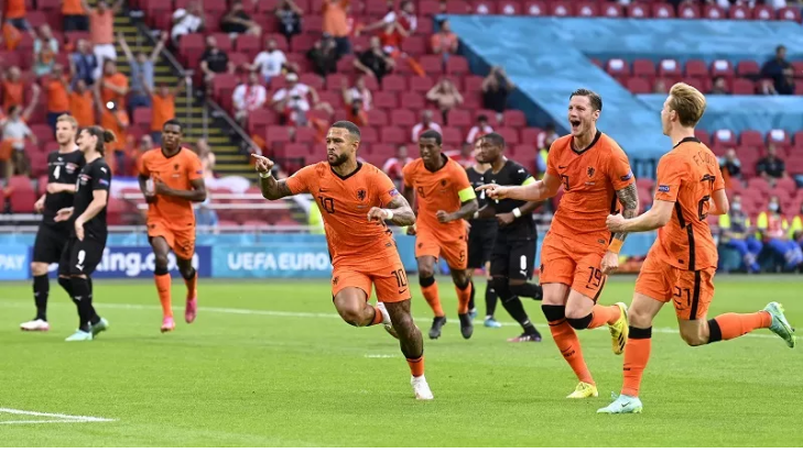 

Memphis Depay membawa Belanda unggul 1-0 atas Austria (Foto: Reuters/Olaf Kraak/sportstar.id)
