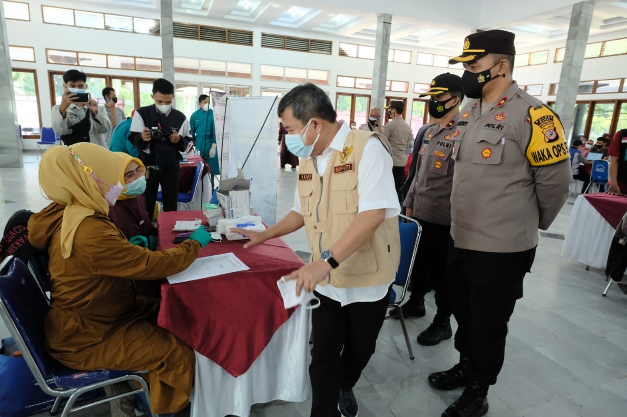 
Bupati Garut, Rudy Gunawan bersama Wakapolres,Kompol Andrey Valentino meninjau pelaksanaan vaksinasi massal di Pendopo Garut, Kecamatan Garut Kota, Kabupaten Garut dalam rangka menyambut HUT (Hari Ulang Tahun) ke-75 Bhayangkara, Sabtu (26/6/21). (Foto : andre/dara.co.id)

