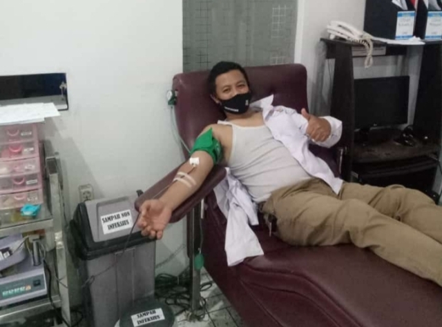 
Seorang ASN Pemkab Cianjur elakukan donor darah di UTD PMI Kabupaten Cianjur, belum lama ini. (Foto : istimewa)
