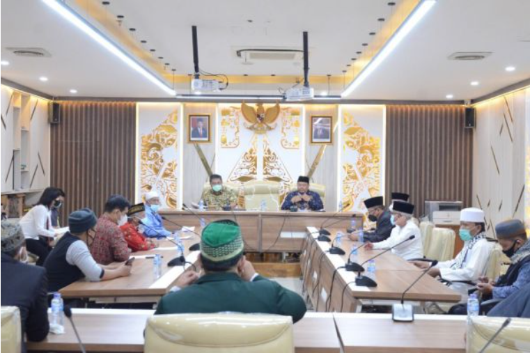 Anggota Komisi I DPRD Provinsi Jawa Barat Haru Suandharu, menerima audiensi dari Aliansi Ulama dan Tokoh Masyarakat Jawa Barat, di Gedung DPRD Jabar, Selasa (08/06/2021). (Foto : Reza/Humas DPRD Jabar).