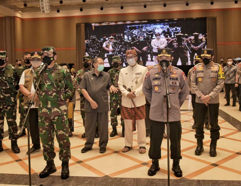 
Panglima TNI Marsekal Hadi Tjahjanto, Kapolri Jenderal Listyo Sigit Prabowo bersama Gubernur Jawa Barat Ridwan Kamil meninjau langsung lokasi penyuntikan di Grand Ballroom Sudirman, Kota Bandung, Kamis (10/6/2021). (Foto : avila/dara.co.id)  